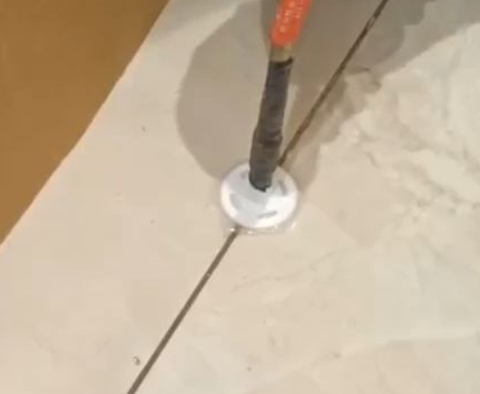 穆棱瓷砖空鼓维修公司专业解答瓷砖在铺贴过程中，如果没有涂抹均匀到位的粘结材料（如水泥砂浆或瓷砖胶），可能会导致以下问题