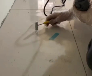 穆棱瓷砖开裂维修公司专业分享瓷砖在铺贴前如果没有沥干水分，将会导致以下问题