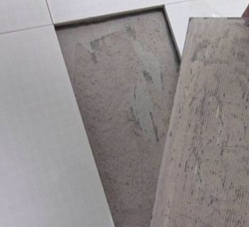 穆棱瓷砖空鼓维修公司分享瓷砖铺贴时如果打浆（即涂抹在瓷砖背面和基层上的砂浆或瓷砖胶）过少，会带来以下问题